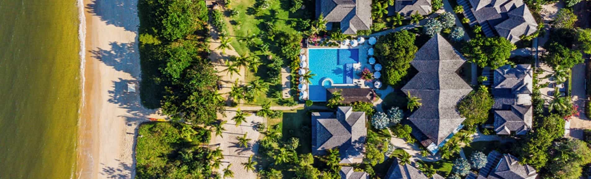 A imagem mostra uma das villas do Campo Bahia Hotel Villas Spa, com piscina privativa e vista para o mar.