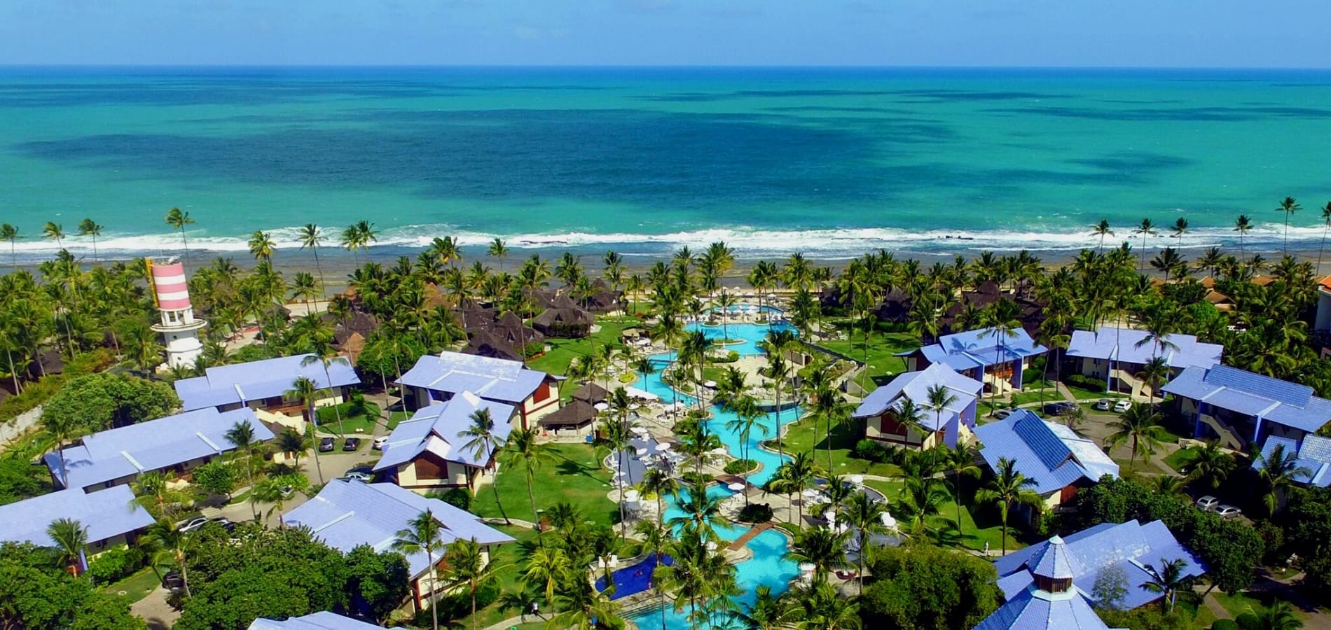 Vista da piscina com espreguiçadeiras no Summerville All Inclusive Resort em Porto de Galinhas.