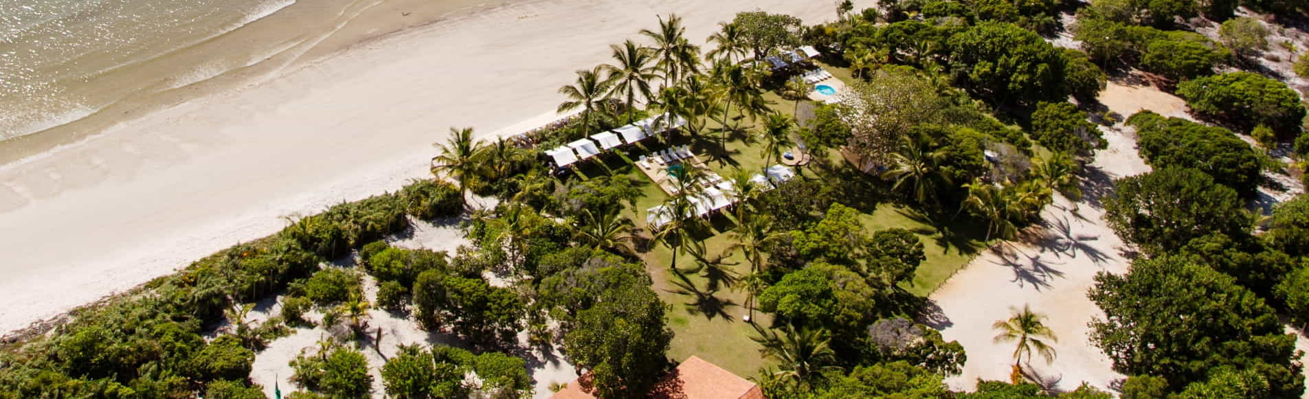 Relaxe em um paraíso tropical: piscina infinita com vista para o mar no Nauticomar Resort All Inclusive.