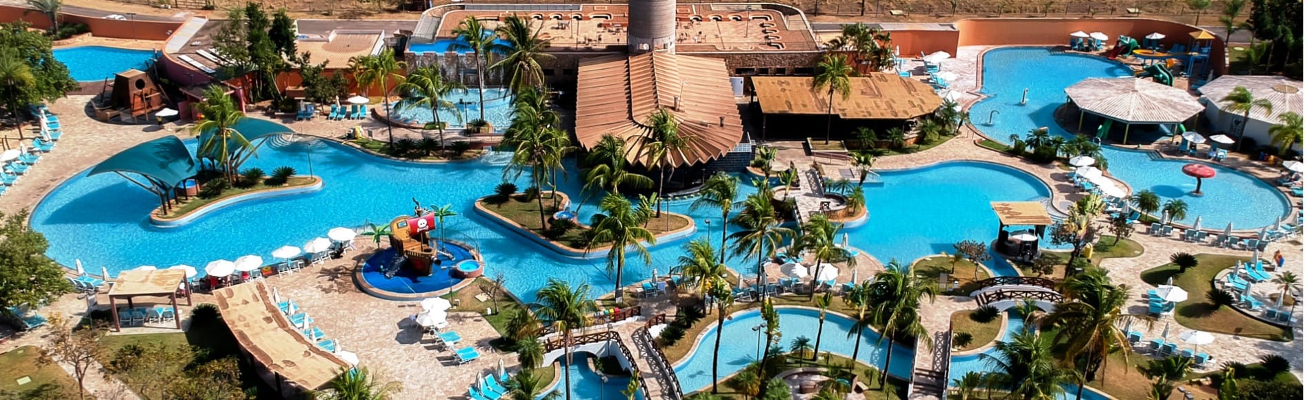 Família se divertindo nas piscinas termais do Blue Tree Thermas de Lins.