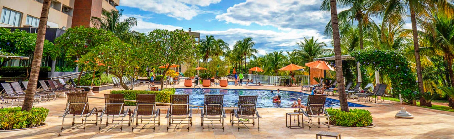 Celebration Resort Olímpia - Piscina com tobogã gigante e paisagismo exuberante, diversão garantida para toda a família.