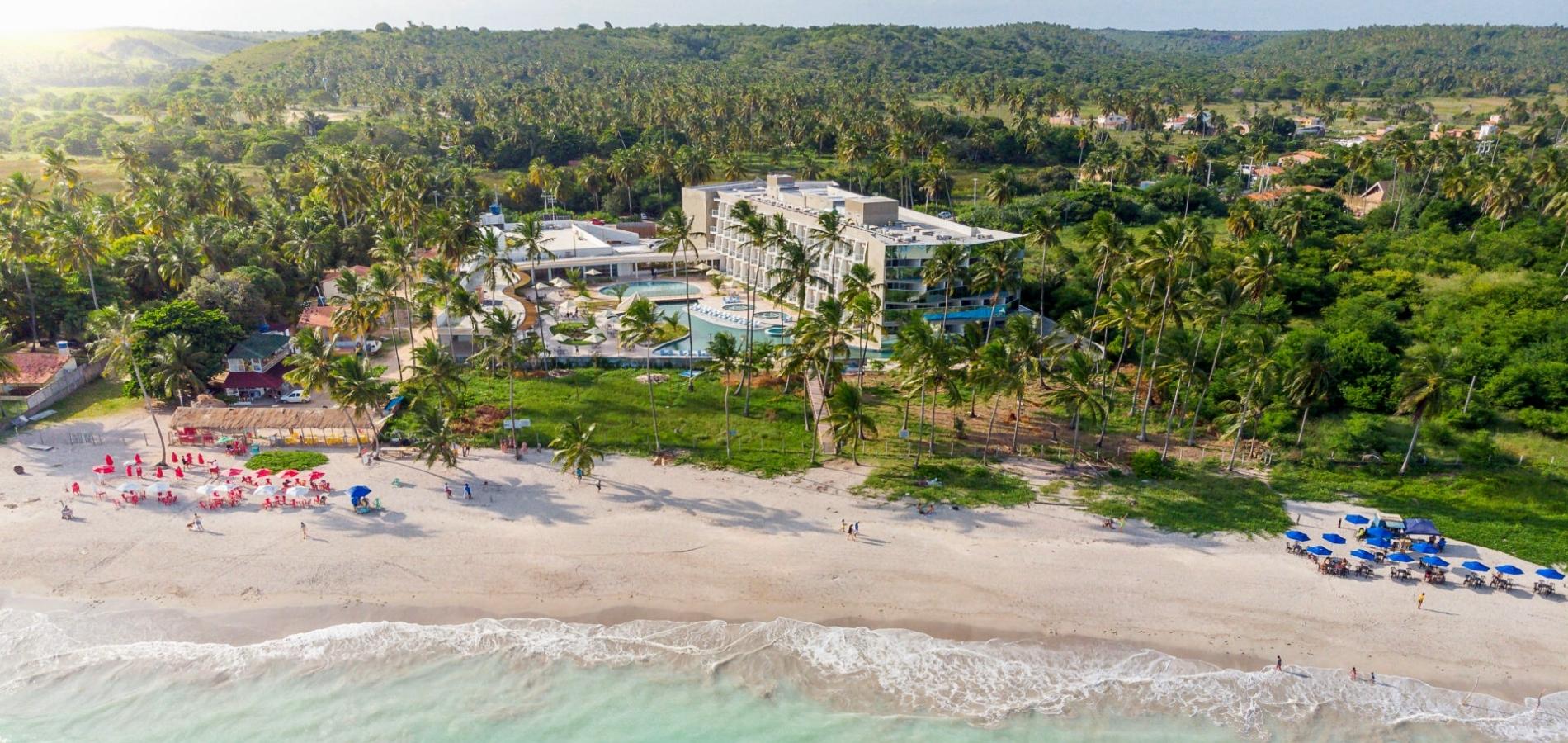 Vista panorâmica das piscinas do Maragogi Brisa Exclusive Hotel, com o mar cristalino de Alagoas ao fundo.